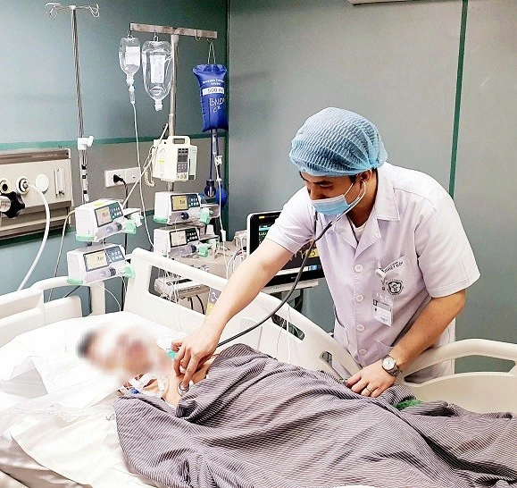 Bệnh nhân sởi biến chứng phải thở máy, lọc máu. Ảnh: Bệnh viện Bạch Mai cung cấp