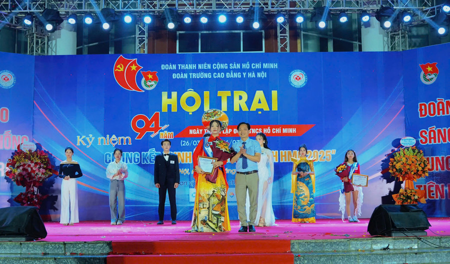 Thầy Lê Ngọc Biên - Phó Hiệu trưởng trao giải ba. hoa-khoi-2.jpg