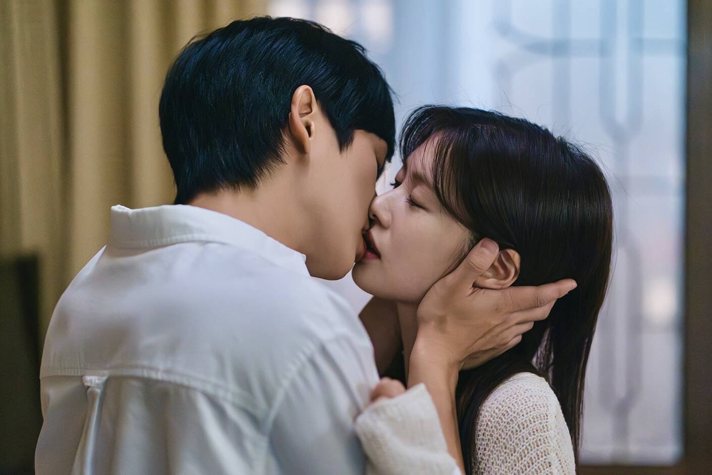 Trong phim, Jung Hae In và Jung So Min đóng đôi bạn thân chí cốt và dần nảy sinh tình cảm. Ảnh: Nhà sản xuất