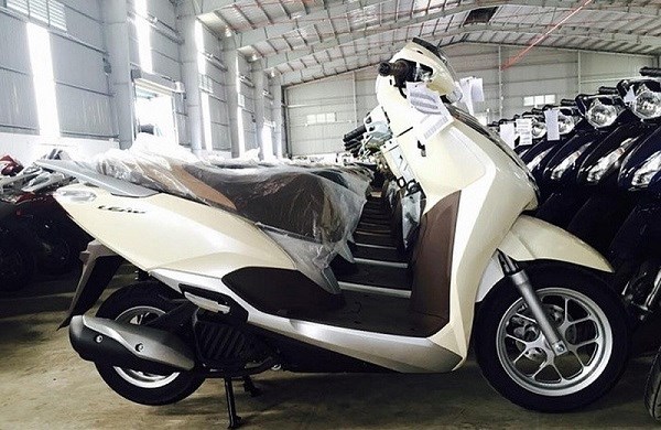 So sánh giá xe máy Honda Lead và Yamaha Grande  ngày 31.3
