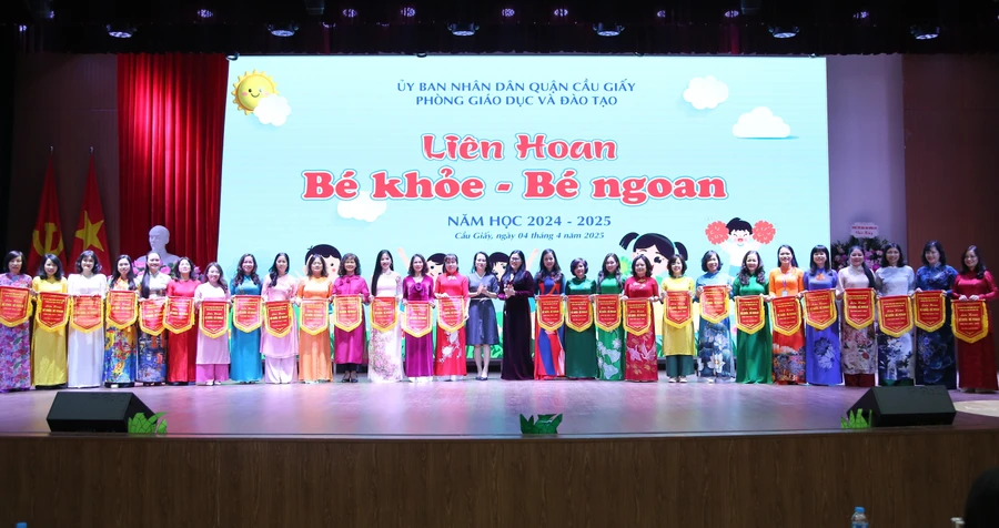 Ban tổ chức trao cờ lưu niệm tới đại diện 27 trường mầm non.