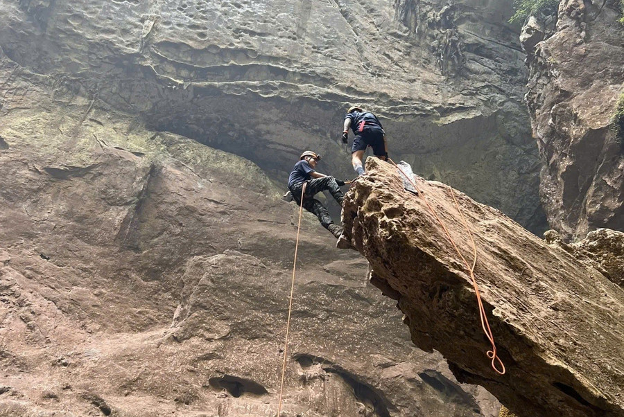 Du khách đu dây tham gia du lịch mạo hiểm tại hố sụt Kong. sinh-vien-tran-tro-phat-trien-du-lich-mao-hiem-1.jpg