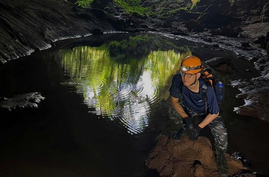 Võ Hoàng Phi tham quan thực tế tại hố sụt Kong (Quảng Bình).