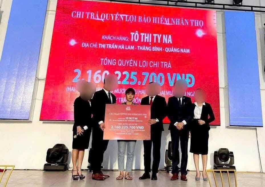 Bà Na nhận hàng tỉ đồng theo hợp đồng bảo hiểm sau cái chết của con trai. Ảnh: Trường An