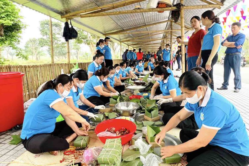 Người dân gói bánh chưng để dâng Giỗ Tổ Hùng Vương ở thị xã Hồng Lĩnh, tỉnh Hà Tĩnh. Ảnh: Kiều Khánh