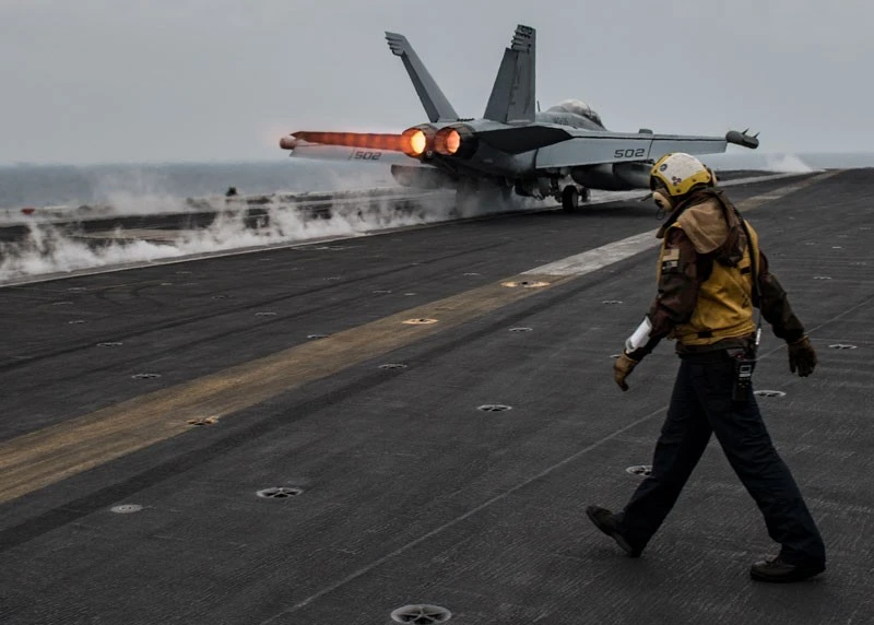 Tiêm kích F/A-18 cất cánh từ tàu sân bay USS Carl Vinson.