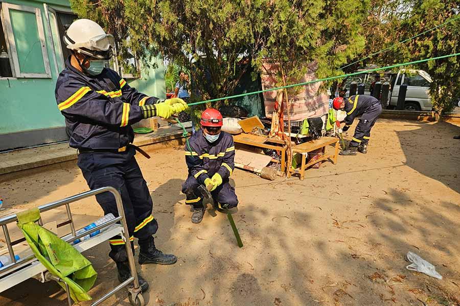 Đoàn công tác của Bộ Công an Việt Nam dựng lều, tặng nhu yếu phẩm, trang thiết bị y tế cho người dân, bệnh viện tại Myanmar. Ảnh: