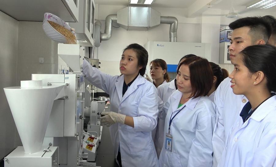 Sinh viên ngành Công nghệ thực phẩm, Trường Đại học Công Thương TPHCM. Ảnh: HUIT giao-duc-stem-6.jpg