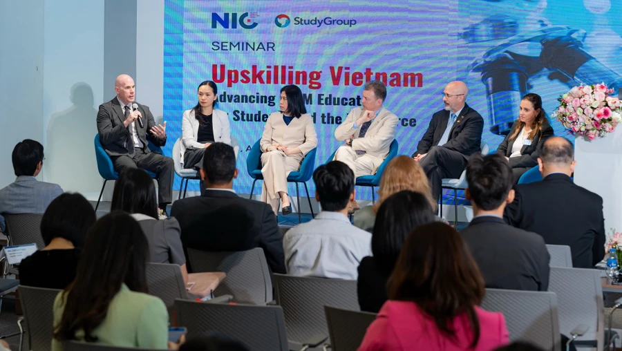 Các chuyên gia, diễn giả, nhà khoa học chia sẻ giải pháp, chương trình hỗ trợ, học bổng cho sinh viên theo học các ngành STEM, đặc biệt là ngành công nghiệp bán dẫn.