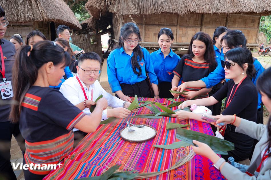 Thanh niên Việt Nam - Trung Quốc giao lưu văn hóa tại làng Văn hóa các dân tộc Việt Nam. Ảnh: TTXVN