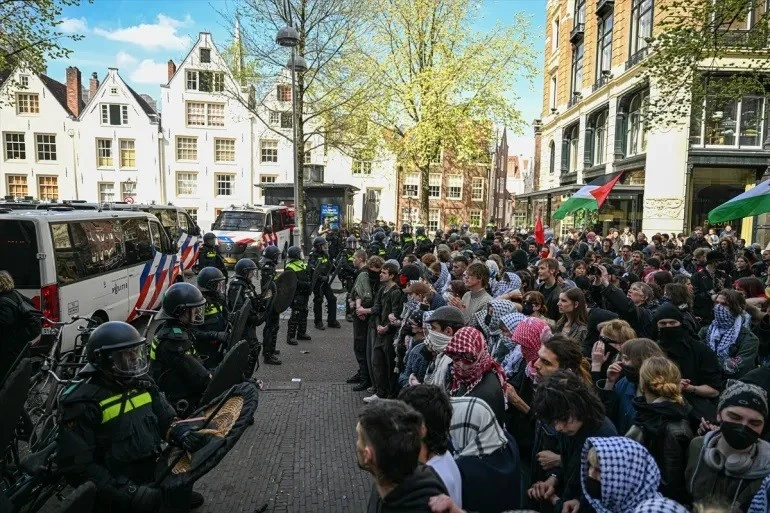 Cảnh sát giải tán cuộc biểu tình của sinh viên ủng hộ Palestine ở Amsterdam.