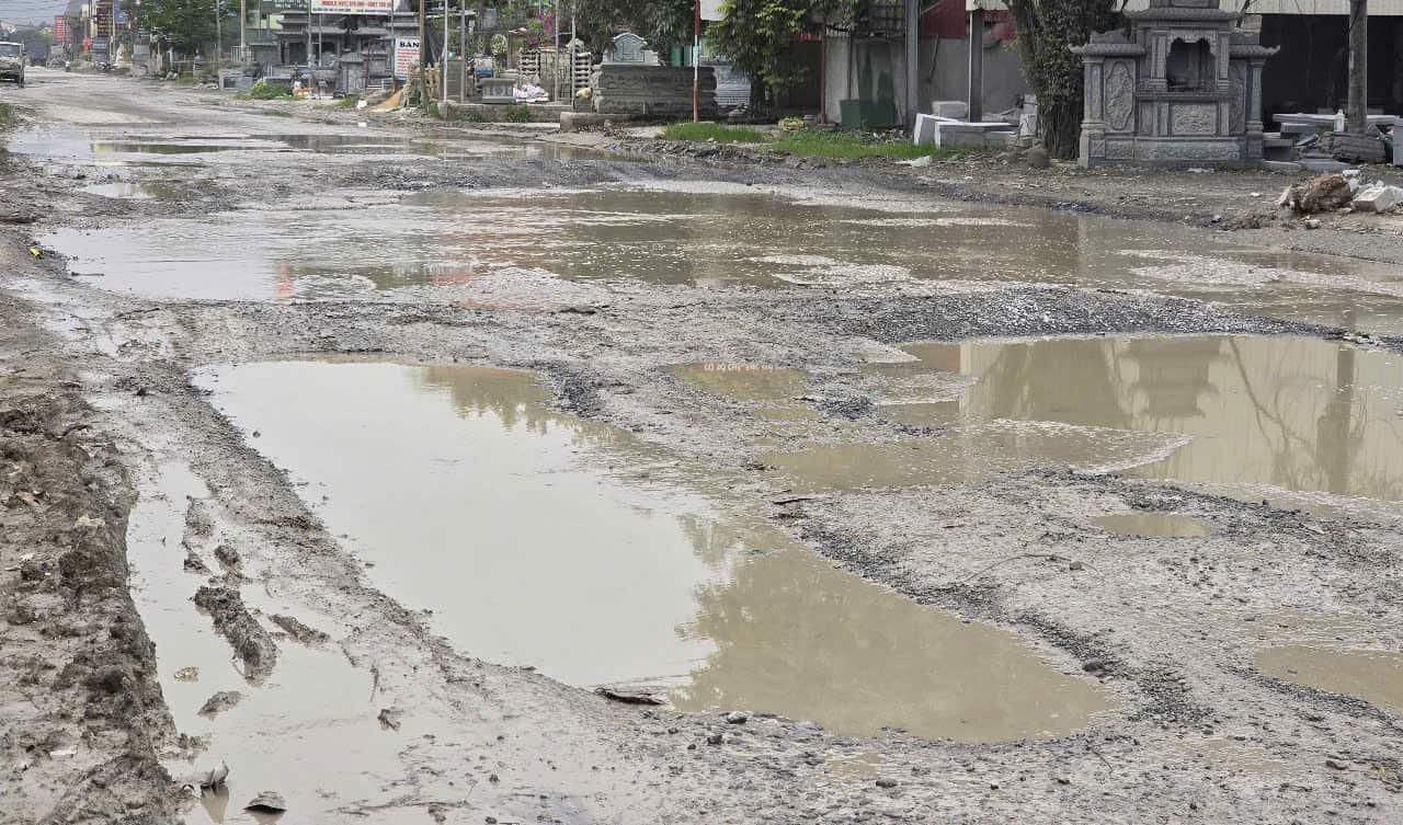 Tuyến đường dài chưa đầy 2km nhưng đã xuống cấp nghiêm trọng từ nhiều năm nay vẫn chưa được sửa chữa. Ảnh: Nguyễn Trường