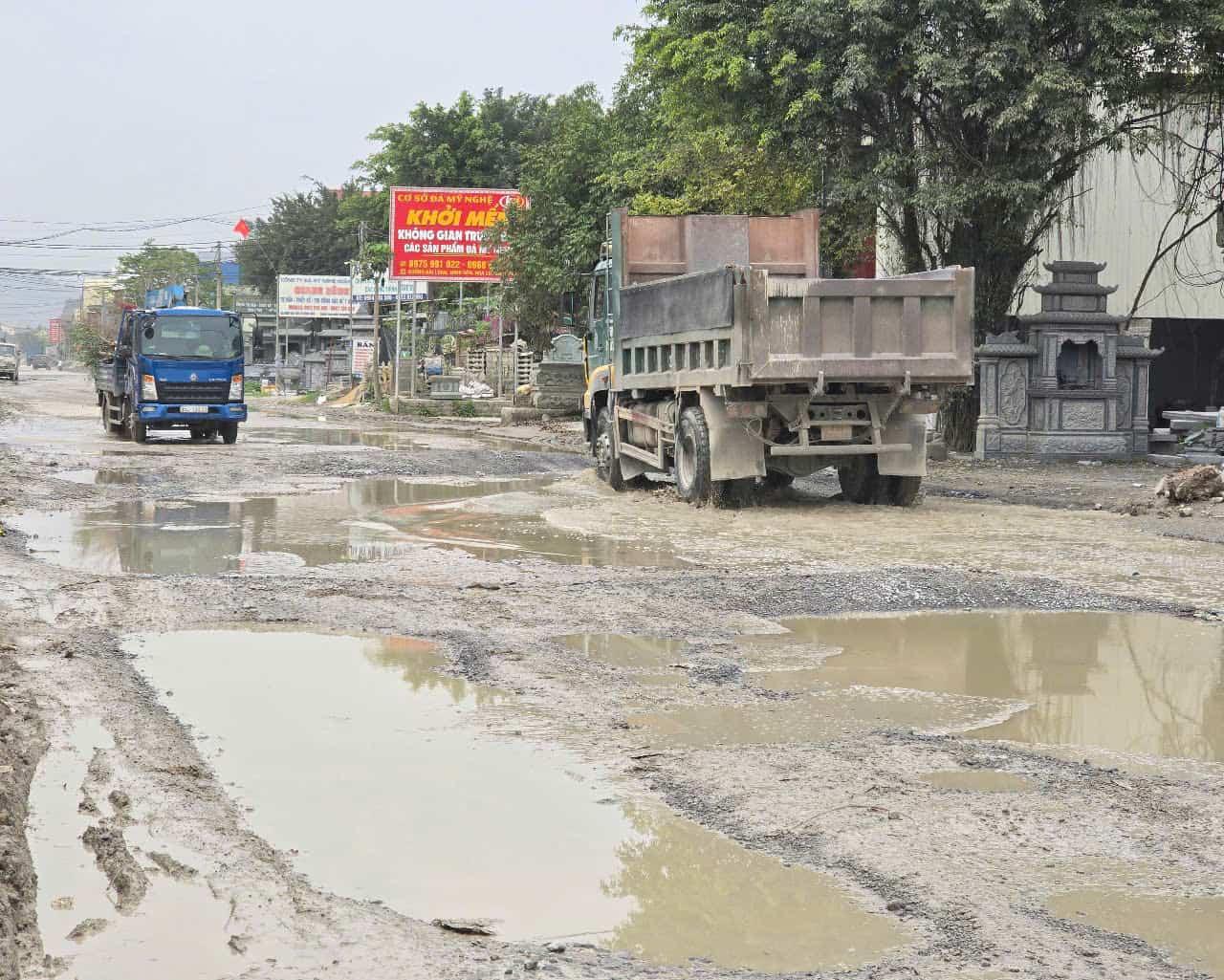 Các phương tiện tham gia giao thông trên tuyến đường này gặp rất nhiều khó khăn. Ảnh: Nguyễn Trường