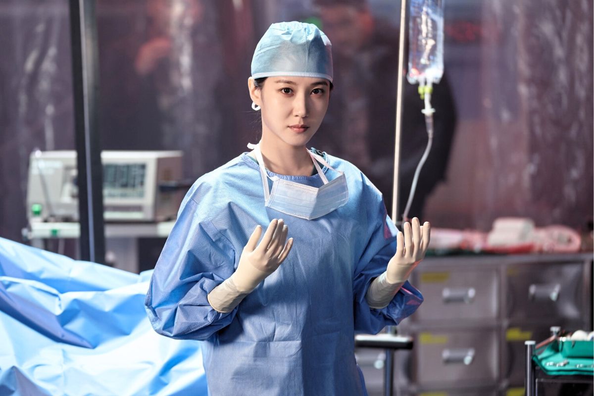 Park Eun Bin đóng vai bác sĩ phẫu thuật thiên tài trong phim “Hyper Knife”. Ảnh: Nhà sản xuất