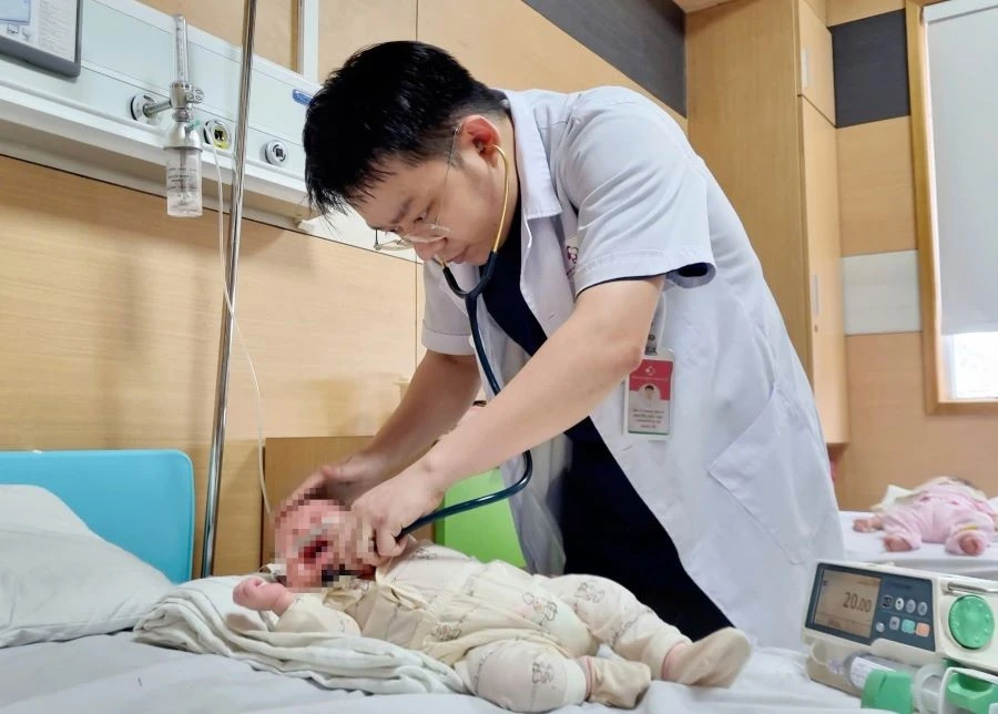 BSCKII Nguyễn Đức Hậu - Trưởng khoa Sơ sinh, Bệnh viện Sản Nhi tỉnh Phú Thọ thăm khám cho bệnh nhi.