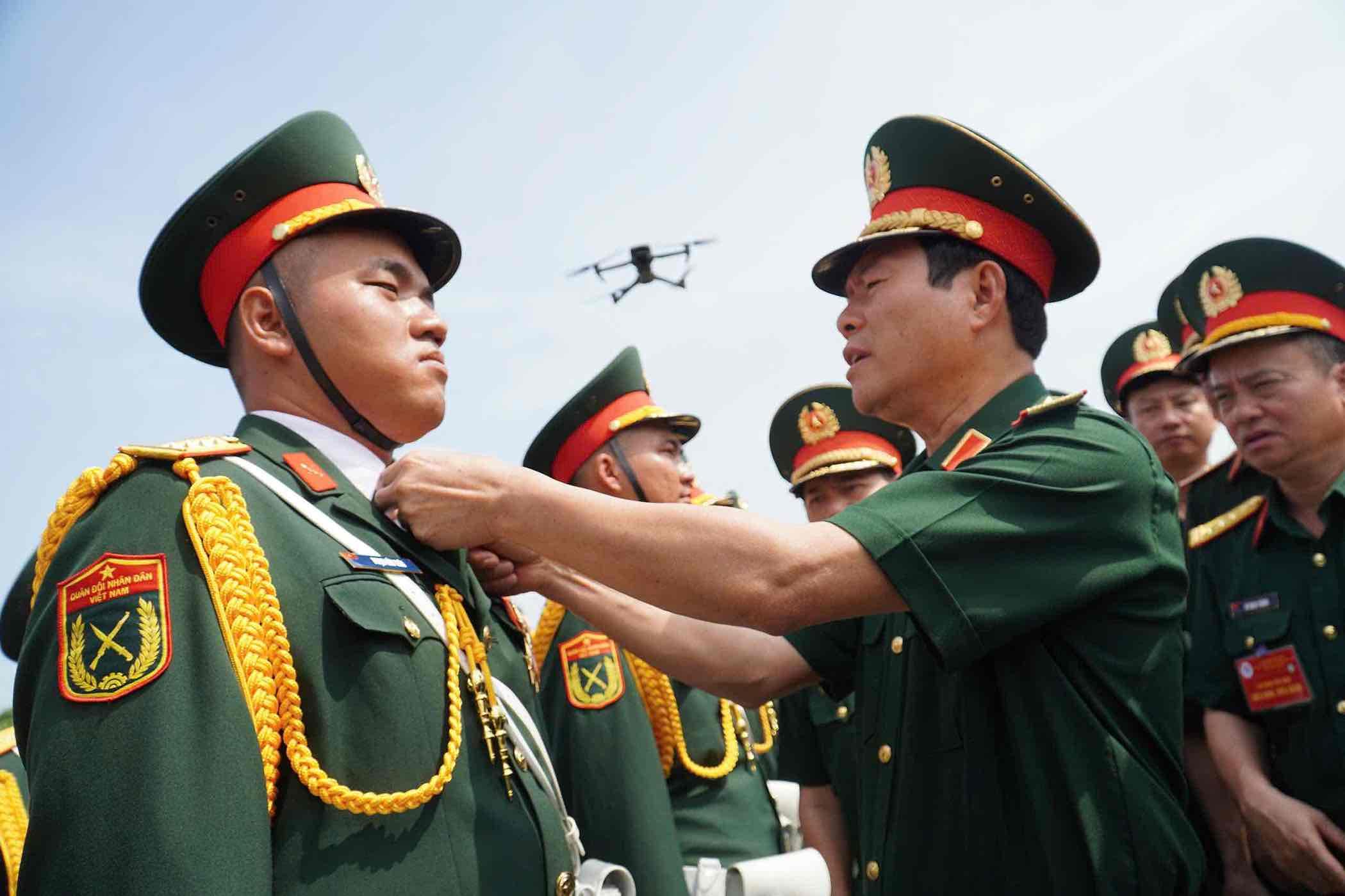 Đại tướng Nguyễn Tân Cương - Tổng Tham mưu trưởng Quân đội nhân dân Việt Nam, Thứ trưởng Bộ Quốc phòng giúp các chiến sĩ chỉnh đốn quân phục. Ảnh: Anh Tú