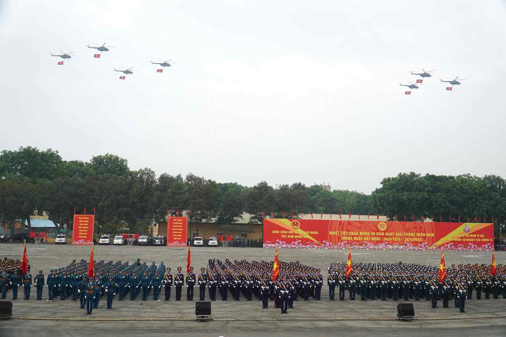 Máy bay trực thăng mang cờ Đảng, cờ Tổ quốc bay qua lễ đài. Ảnh: Anh Tú