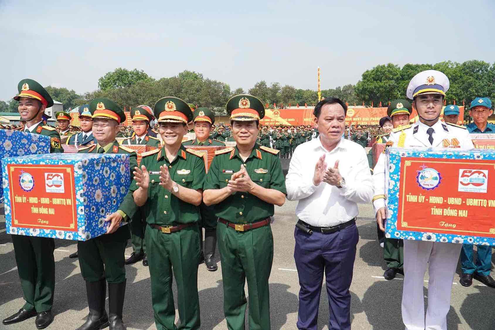 Lãnh đạo Bộ quốc phòng, Quân khu 4, UBND tỉnh Đồng Nai tặng quà các khối diễu binh diễu hành. Ảnh: Anh Tú