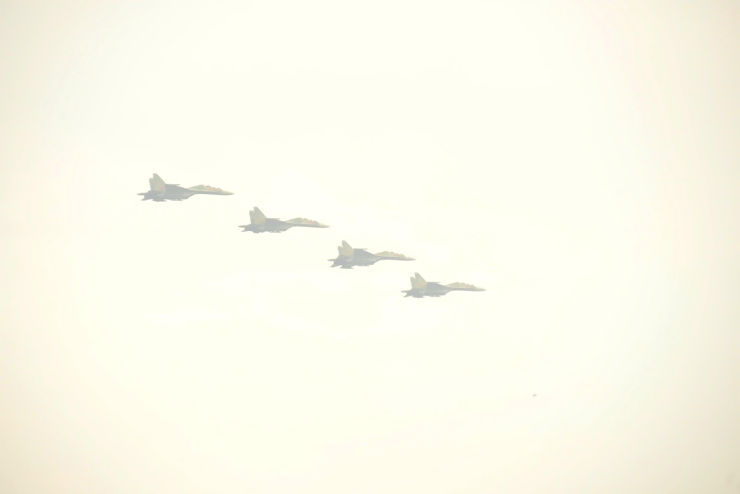 Các biên đội máy bay SU-30MK2 bay qua lễ đài thực hiện các màn chao lượn ấn tượng. Ảnh: Anh Tú