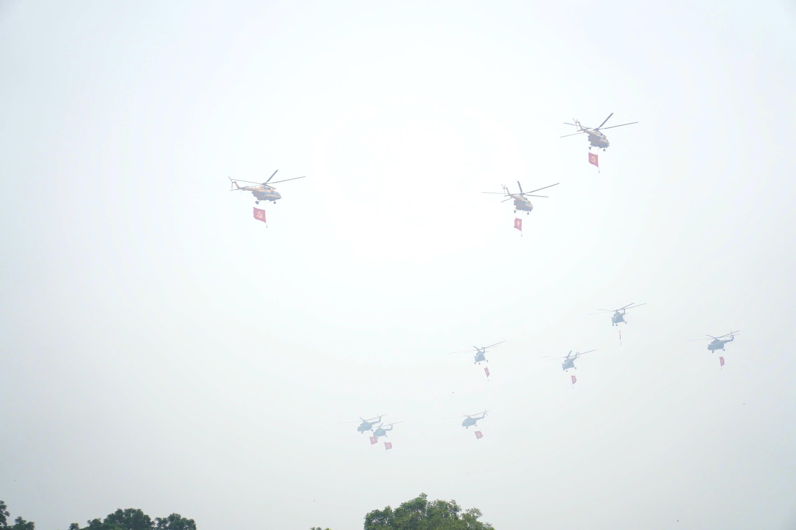 Bốn biên đội gồm 10 máy bay trực thăng bay qua lễ đài. Ảnh: Anh Tú