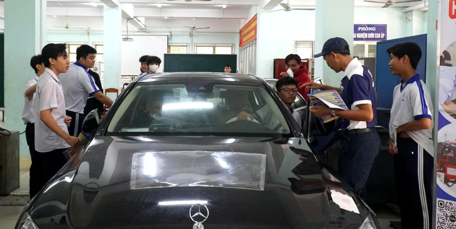 Học sinh THCS tham quan các phòng thực hành của Trường Cao đẳng nghề Cần Thơ. Ảnh: Q. Ngữ