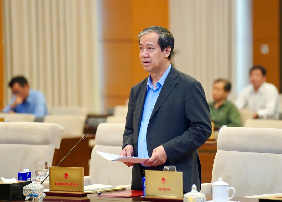 Bộ trưởng Bộ GD&ĐT Nguyễn Kim Sơn báo cáo tóm tắt về việc xây dựng Nghị quyết phổ cập giáo dục mầm non cho trẻ em mẫu giáo từ 3 đến 5 tuổi.