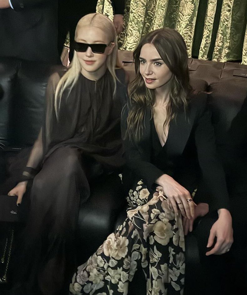 Rosé và Lily Collins tại một sự kiện của Saint Laurent. Ảnh: chụp màn hình