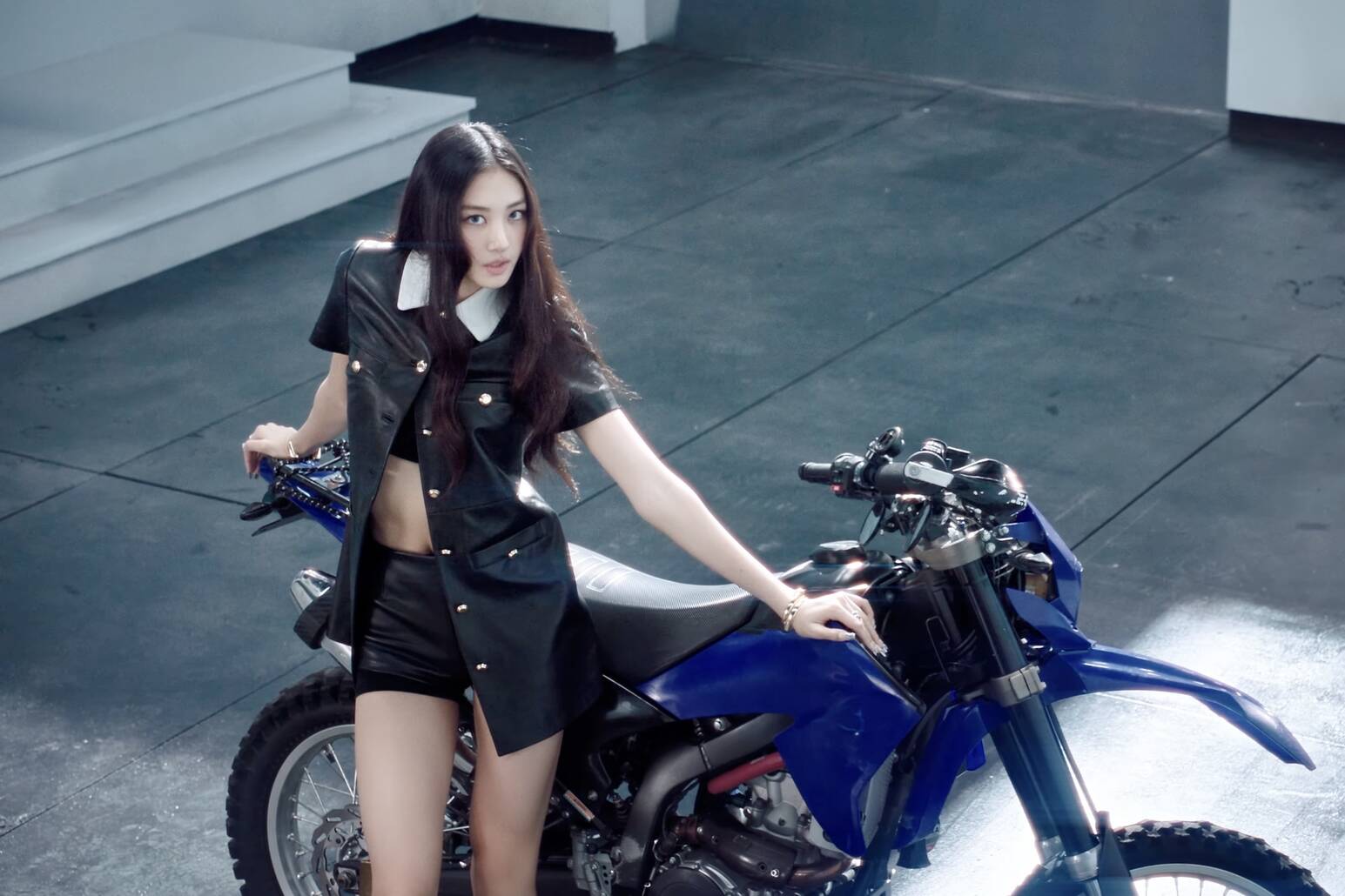 Gawon (MEOVV) được khen về thần thái, vóc dáng. Ảnh: cắt MV