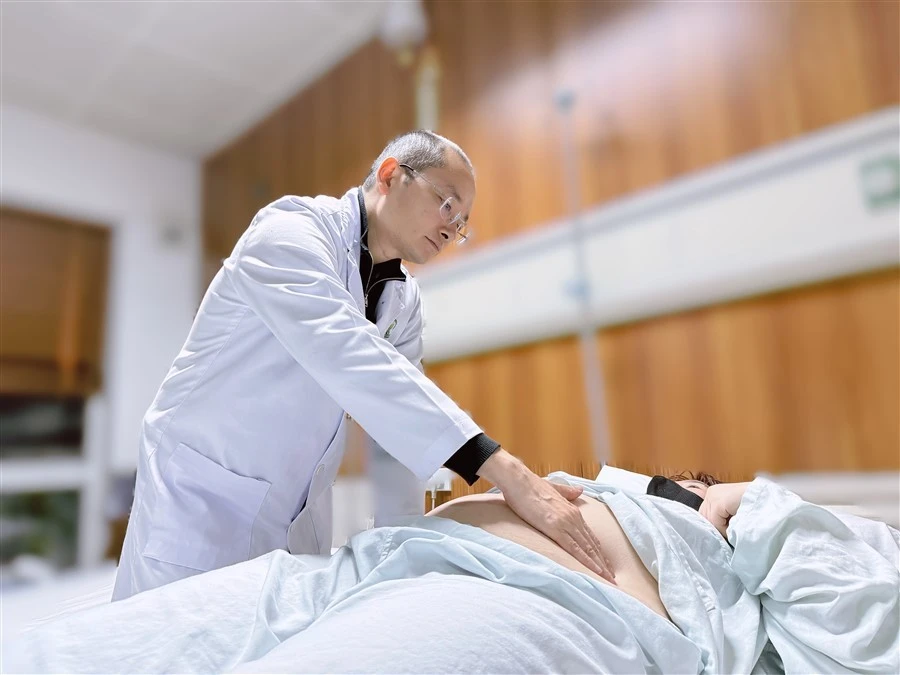 TS.BS Bùi Thanh Phúc thăm khám cho bệnh nhân trước phẫu thuật. Ảnh: BVCC