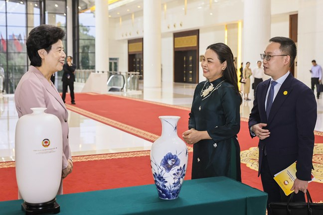 Phó Chủ tịch - Tổng Thư ký Uỷ ban Trung ương Mặt trận Tổ quốc Việt Nam Nguyễn Thị Thu Hà tặng quà lưu niệm cho Phó Chủ tịch Chính hiệp toàn quốc Trung Quốc Hàm Huy. Ảnh: Quang Vinh