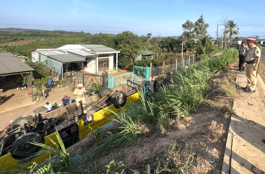 Chiếc xe đưa đón học sinh bị lật khiến nhiều người bị thương.