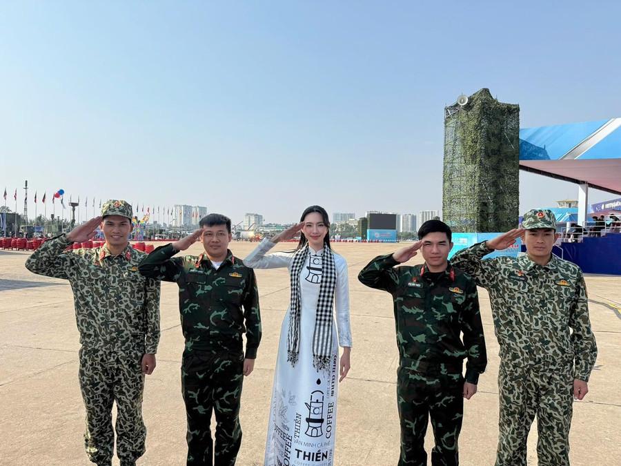 Cuộc hội ngộ bất ngờ của Hoa hậu Nguyễn Thúc Thùy Tiên cùng các chiến sĩ Sao nhập ngũ 2024 tại sự kiện Triển lãm Quốc phòng quốc tế Việt Nam 2024 vào ngày 19/12/2024. thuy-tien-2.jpg