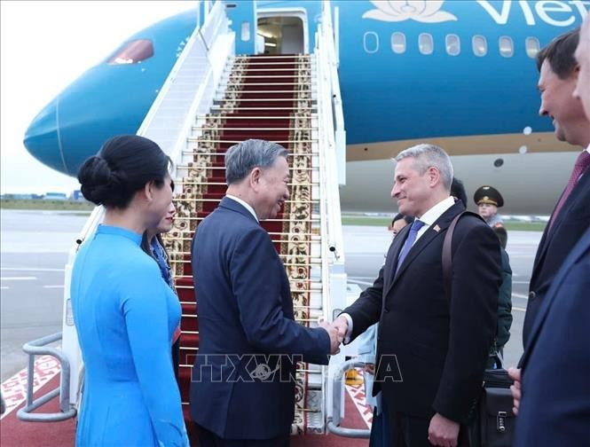 Tổng Bí thư Tô Lâm và Phu nhân rời thủ đô Minsk, lên đường về nước. (Ảnh: Thống Nhất/TTXVN)