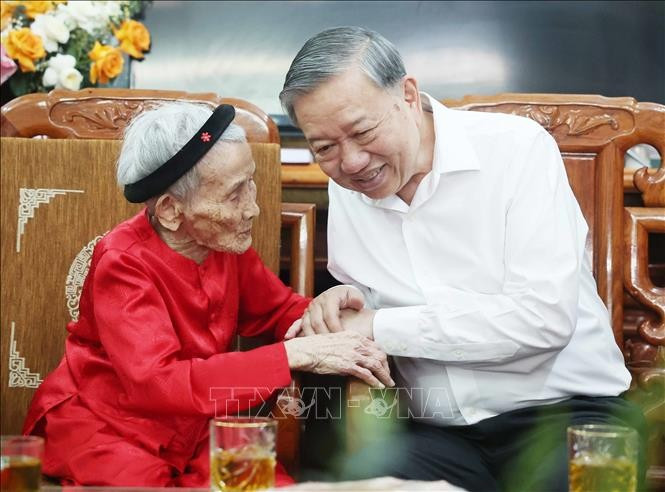 Tổng Bí thư Tô Lâm thăm hỏi Mẹ Việt Nam Anh hùng Lê Thị Sáu. (Ảnh: Thống Nhất/TTXVN) Tổng Bí thư Tô Lâm thăm hỏi Mẹ Việt Nam Anh hùng Lê Thị Sáu. (Ảnh: Thống Nhất/TTXVN)