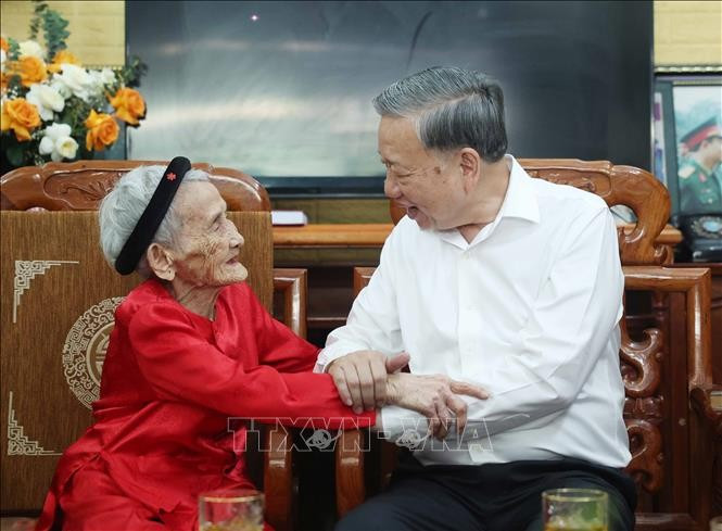Tổng Bí thư Tô Lâm thăm hỏi Mẹ Việt Nam Anh hùng Lê Thị Sáu. (Ảnh: Thống Nhất/TTXVN) Tổng Bí thư Tô Lâm thăm hỏi Mẹ Việt Nam Anh hùng Lê Thị Sáu. (Ảnh: Thống Nhất/TTXVN)