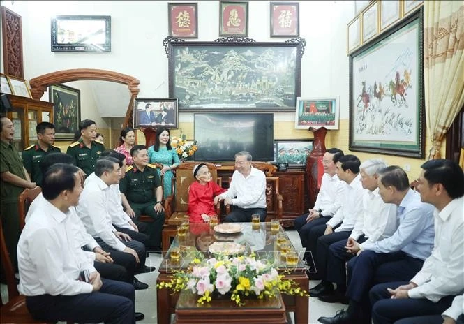 Tổng Bí thư Tô Lâm đến thăm, tặng quà Mẹ Việt Nam Anh hùng Lê Thị Sáu. (Ảnh: Thống Nhất/TTXVN)
