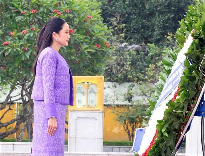 Thủ tướng Vương quốc Thái Lan Paetongtarn Shinawatra đến đặt vòng hoa tại Đài tưởng niệm các Anh hùng liệt sĩ (đường Bắc Sơn, Ba Đình, Hà Nội). (Ảnh: Phạm Kiên/TTXVN)