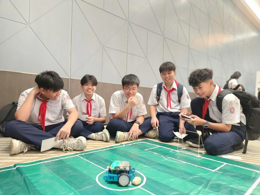 Học sinh Trường THCS Trần Văn Ơn trải nghiệm hoạt động STEM. Ảnh: L.N