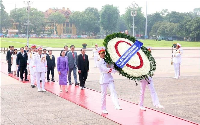 Thủ tướng Vương quốc Thái Lan Paetongtarn Shinawatra đến đặt vòng hoa và vào Lăng viếng Chủ tịch Hồ Chí Minh. (Ảnh: Phạm Kiên/TTXVN)
