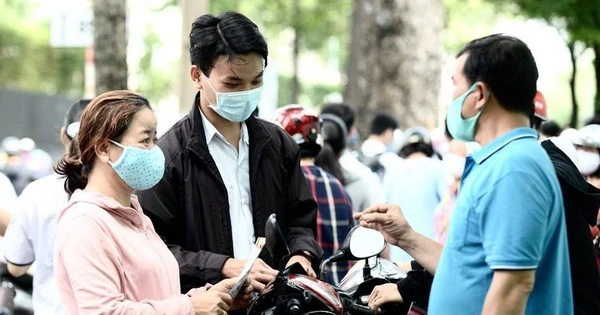 Người dân được khuyến cáo đeo khẩu trang nơi công cộng, trên phương tiện giao thông công cộng, tại cơ sở y tế. Ảnh minh họa