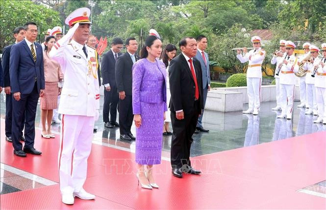 Thủ tướng Vương quốc Thái Lan Paetongtarn Shinawatra đến đặt vòng hoa tại Đài tưởng niệm các Anh hùng liệt sĩ (đường Bắc Sơn, Ba Đình, Hà Nội). (Ảnh: Phạm Kiên/ TTXVN)