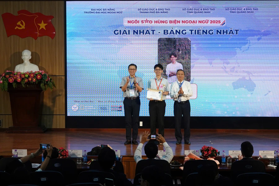 Ban tổ chức trao giải cho thí sinh đạt giải Nhất bảng tiếng Nhật cuộc thi Ngôi sao hùng biện Ngoại ngữ.