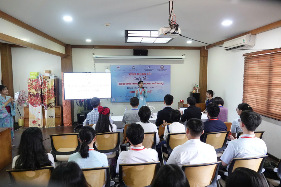 Một thí sinh đang thể hiện bài thi trước ban giám khảo. ngoi-sao-hung-bien-ngoai-ngu.jpg