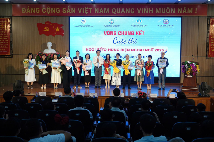 Ông Nguyễn Văn Long, Hiệu trưởng Trường Đại học Ngoại ngữ, Đại học Đà Nẵng tặng hoa cho ban giám khảo các bảng thi. ngoi-sao-hung-bien-tieng-nhat-truong-ngoai-ngu.jpg