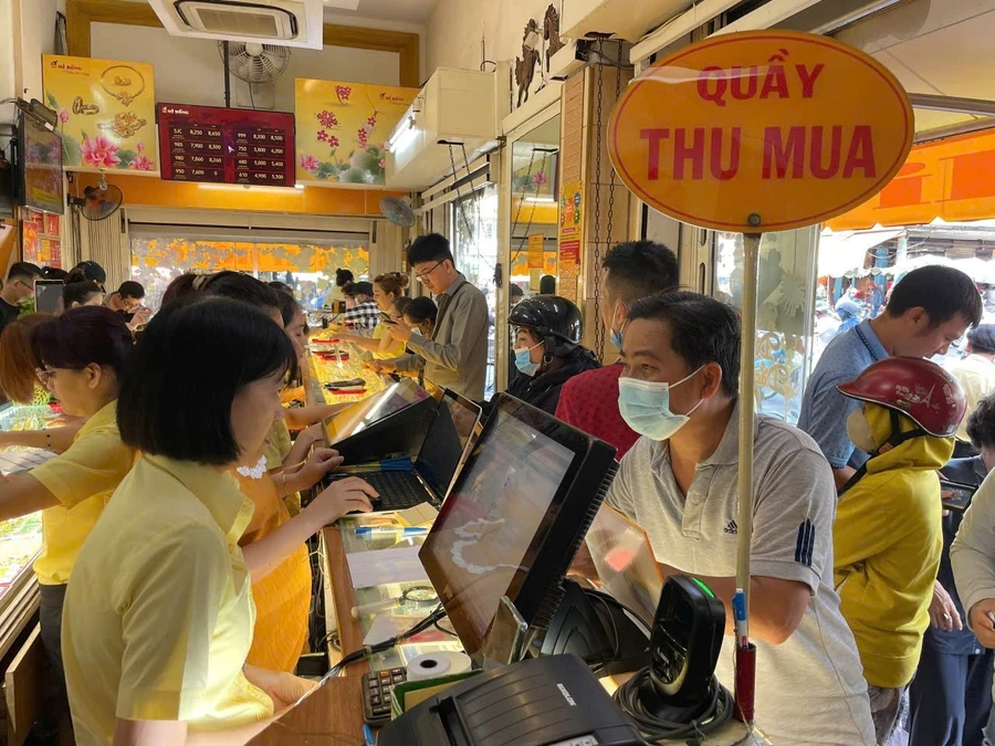 Khách giao dịch vàng tại Mi Hồng. (Ảnh: Quốc Hải)