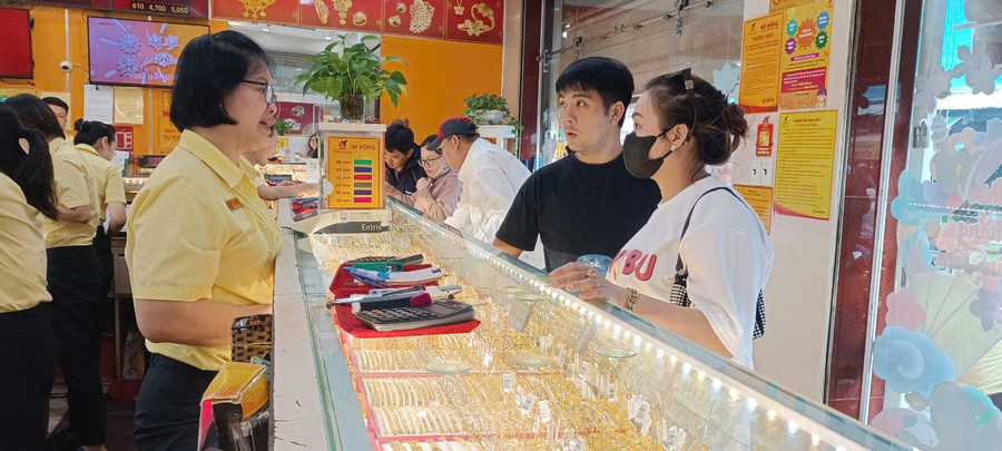 Người dân mua vàng ở cửa hàng Mi Hồng, quận Bình Thạnh. (Ảnh: Q.H) khach-mua-vang-tai-mi-hong-1.jpg