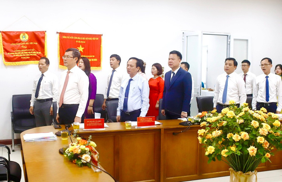 Các đại biểu, đảng viên thực hiện nghi thức chào cờ. baogiaoducvathoidaijpg1.jpg