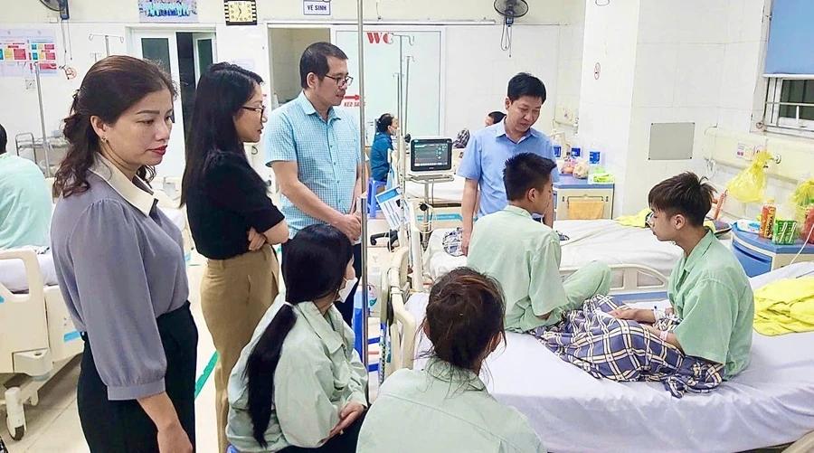 Đoàn công tác Bộ GDĐT đến thăm hỏi và động viên học sinh gặp nạn.