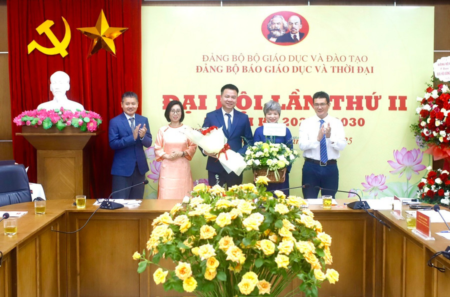 Các đơn vị tặng hoa chúc mừng Đại hội. baogiaoducvathoidaijpg5.jpg