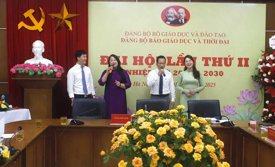 Văn nghệ chào mừng Đại hội. baogiaoducvathoidaijpg2.jpg